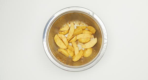 En un bol, mezclar el aceite de oliva, el pimentón, el curry en polvo, sazonar con sal y pimienta. Añadir las patatas y el ajo, mezclar y dejar reposar.