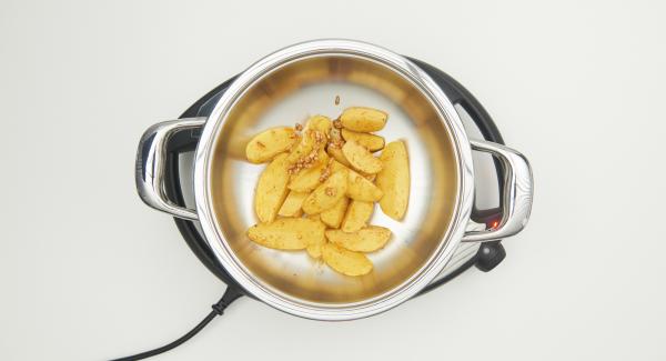 Añadir la cuarta mezcla de patatas a la olla Sabor. Colocar la olla en el Navigenio a temperatura máxima nivel 6. Encender el Avisador (Audiotherm), colocarlo en el pomo (Visiotherm) y girar hasta que se muestre el símbolo de “chuleta”.