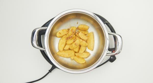 Cuando el Avisador emita un pitido al llegar a la ventana de “chuleta”, retirar la tapa, dar la vuelta a las patatas y colocar la Sabor encima de una tapa invertida.