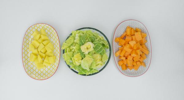 Limpiar la col de Milán y la calabaza, pelar las patatas y cortar todo en trozos pequeños.