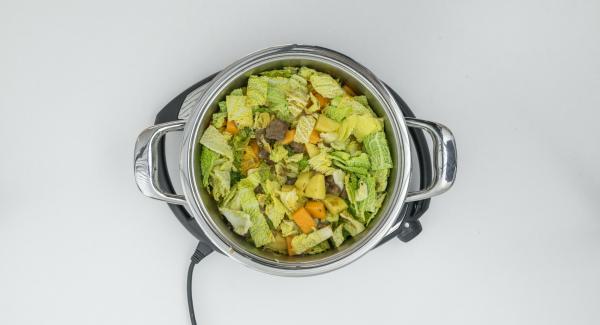Al finalizar tiempo de cocción, dejar despresurizar y retirar. Añadir las verduras y mezclar bien.
