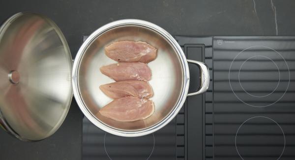 Cuando el Avisador emita un pitido al llegar a la ventana de “chuleta”, bajar la temperatura y añadir las pechugas de pollo con la piel hacia abajo. Tapar y asar hasta alcanzar los 90ºC. Presionar el ajo restante con el lomo del cuchillo.