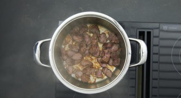 Cuando el Avisador emita un pitido al llegar a la ventana de “chuleta”, bajar la temperatura y añadir la carne cortada en trozos, dorar por los dos lados, retirar y sazonar con sal y pimienta.