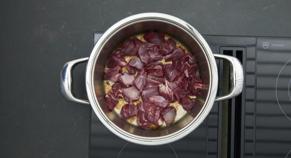 Cuando el Avisador emita un pitido al llegar a la ventana de “chuleta”, bajar la temperatura y añadir la carne cortada en trozos, dorar por los dos lados, retirar y sazonar con sal y pimienta.