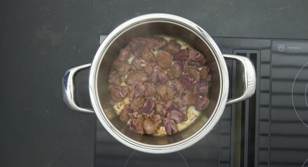 Cuando el Avisador emita un pitido al llegar a la ventana de “chuleta”, bajar la temperatura y añadir la carne cortada en trozos, dorar por los dos lados, retirar y sazonar con sal y pimienta.