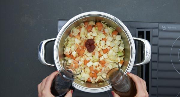Asar las verduras y las cebollas. Incorporar el tomate concentrado, el vino tinto y la salsa de carne y volver a añadir la carne.