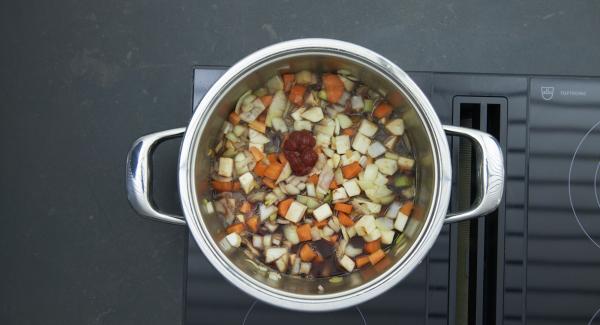 Asar las verduras y las cebollas. Incorporar el tomate concentrado, el vino tinto y la salsa de carne y volver a añadir la carne.