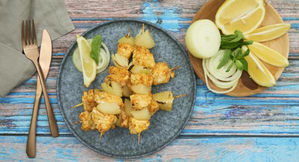 Servir los pinchos con rodajas de limón, aros de cebolla y hojas de menta.