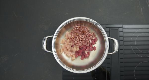 Cuando el Avisador emita un pitido al llegar a la ventana de “chuleta”, bajar la temperatura y añadir la carne, el pollo y el bacon. Colocar la tapa y asar con la ayuda del Avisador hasta que alcance los 90 °C.