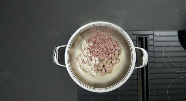 Quitar la tapa, voltear la carne. Añadir las verduras y asar brevemente. Añadir los tomates y el caldo.