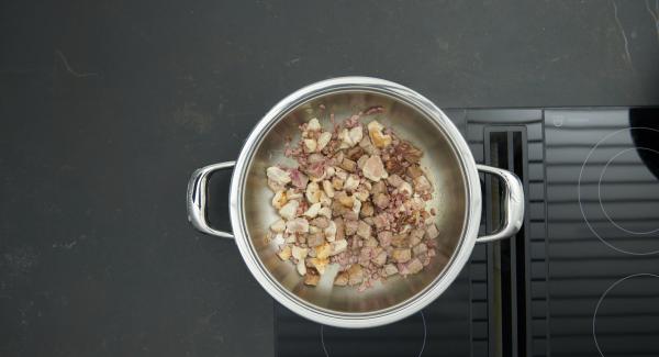 Quitar la tapa, voltear la carne. Añadir las verduras y asar brevemente. Añadir los tomates y el caldo.