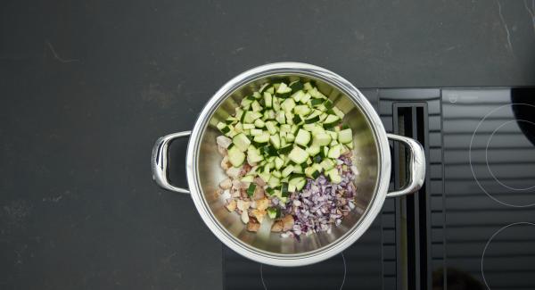 Quitar la tapa, voltear la carne. Añadir las verduras y asar brevemente. Añadir los tomates y el caldo.