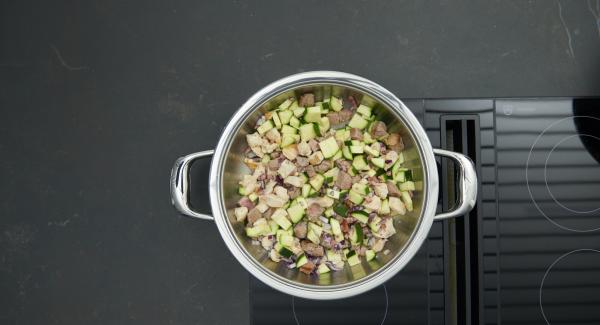 Quitar la tapa, voltear la carne. Añadir las verduras y asar brevemente. Añadir los tomates y el caldo.