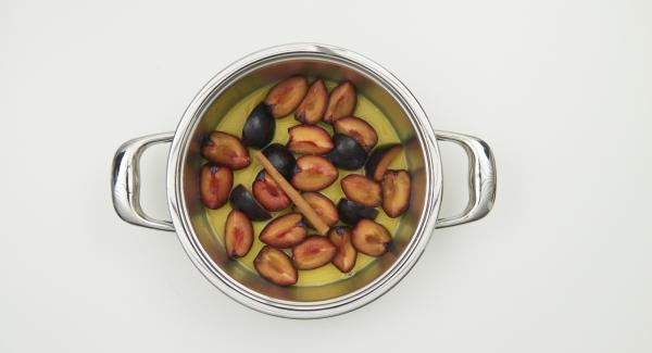 Cortar la fruta en trozos. En una olla, verter el zumo, añadir la fruta cortada y la rama de canela.