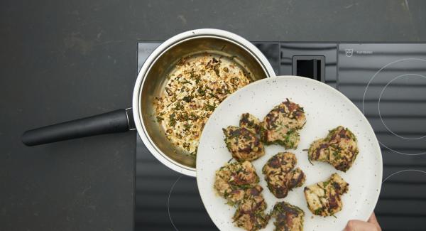 Dar la vuelta a los filetes y asar hasta alcanzar los 90ºC. Retirar los medallones y sazonar con sal. Freír la cebolla, verter el vino de Oporto, el caldo de carne y dejar reducir.