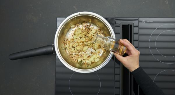 Dar la vuelta a los filetes y asar hasta alcanzar los 90ºC. Retirar los medallones y sazonar con sal. Freír la cebolla, verter el vino de Oporto, el caldo de carne y dejar reducir.