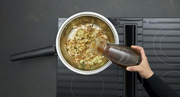 Dar la vuelta a los filetes y asar hasta alcanzar los 90ºC. Retirar los medallones y sazonar con sal. Freír la cebolla, verter el vino de Oporto, el caldo de carne y dejar reducir.