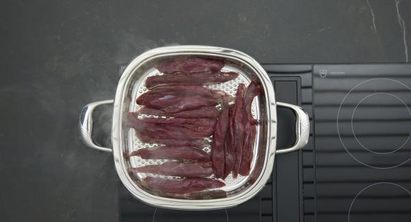 Cuando el Avisador emita un pitido al llegar a la ventana de “chuleta”, bajar la temperatura y asar los filetes de carne con la ayuda del Avisador hasta alcanzar 90°C. Dar la vuelta a la carne y asar de nuevo con ayuda del Avisador hasta que alcance 90°C.