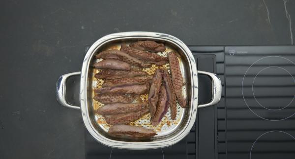 Cuando el Avisador emita un pitido al llegar a la ventana de “chuleta”, bajar la temperatura y asar los filetes de carne con la ayuda del Avisador hasta alcanzar 90°C. Dar la vuelta a la carne y asar de nuevo con ayuda del Avisador hasta que alcance 90°C.