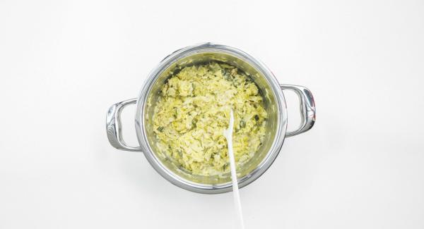 Dejar despresurizar la Tapa Rápida  pulsando el botón amarillo y retirar. Mezclar todo bien, refinar con la nata líquida y sazonar al gusto. Disponer el "risotto" de pasta con avellanas y queso parmesano.