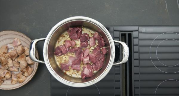 Cuando el Avisador emita un pitido al llegar a la ventana de “chuleta”, bajar la temperatura y asar la carne en dos turnos, primero una mitad y retirar y después la otra mitad. Agregar la mezcla de cebolla y ajo.