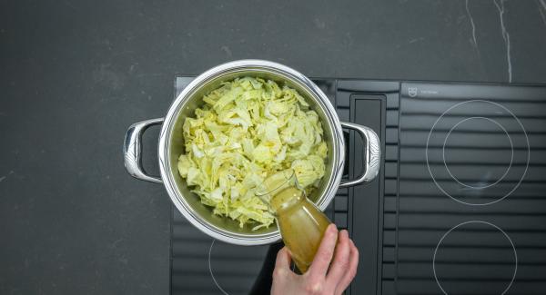 Añadir la col de Saboya y el caldo de verduras. Tapar con la Tapa Rápida.