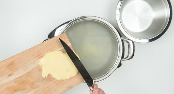 Poner mucha agua en una olla. Salar el agua, remover y llevar a ebullición. Utilizando una prensa para masas, introducir los fideos de masa en el agua hirviendo o bien los fideos cortado previamente.  Una vez que los fideos estén flotando encima, sacarlos y mantenerlos calientes.