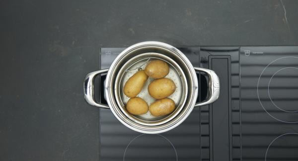 Despresurizar la Tapa Rápida pulsando el botón amarillo y destapar. Dejar que las patatas se enfríen un poco, pelarlas y prensarlas con una prensa de patatas o un tenedor. Dejar enfriar completamente.