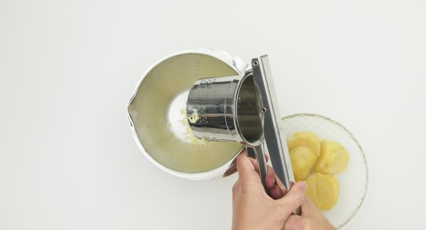 Despresurizar la Tapa Rápida pulsando el botón amarillo y destapar. Dejar que las patatas se enfríen un poco, pelarlas y prensarlas con una prensa de patatas o un tenedor. Dejar enfriar completamente.