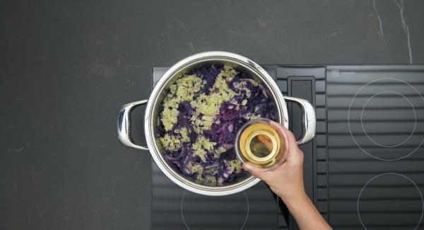 Al finalizar el tiempo de cocción, retirar de la olla, las hojas de laurel, el anís estrellado y la canela en rama. Pelar, deshuesar y cortar las manzanas y peras en rodajas. Añadir el zumo de manzana a la olla y las rodajas de las manzanas y peras.