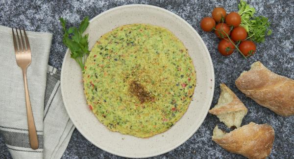 Colocar HotPan en una superficie resistente al calor, colocar Navigenio encima y hornear la Frittata durante 3 minutos utilizando el calor residual.