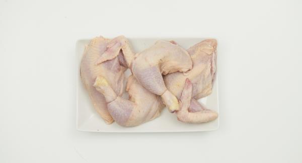 Cortar el pollo en porciones. Pelar las cebollas y limpiar el chile. Picar finamente una cebolla y un chile en Quick Cut.