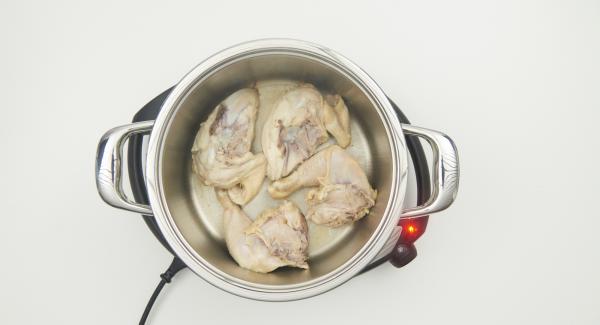 Cocinar el pollo con ayuda del Avisador hasta alcanzar el punto de la temperatura de 90 °C. Dar la vuelta a los trozos de pollo y cocinar hasta alcanzar la temperatura de 90ºC.