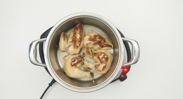 Cocinar el pollo con ayuda del Avisador hasta alcanzar el punto de la temperatura de 90 °C. Dar la vuelta a los trozos de pollo y cocinar hasta alcanzar la temperatura de 90ºC.