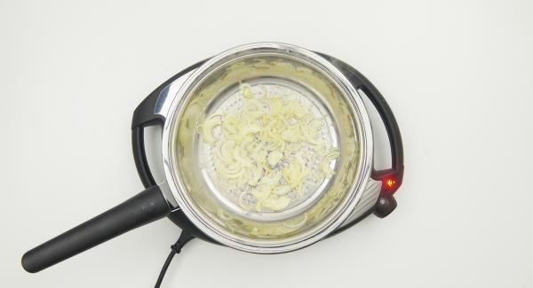 Cuando el Avisador emita un pitido al llegar a la ventana de “chuleta”, bajar temperatura de Navigenio nivel 2, retirar la tapa y cocinar las cebollas hasta que estén doradas.
