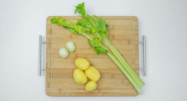 Pelar las patatas y la cebolla, limpiar el apio y cortarlo todo en dados pequeños.