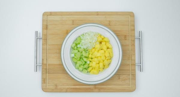 Pelar las patatas y la cebolla, limpiar el apio y cortarlo todo en dados pequeños.