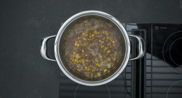 Dejar despresirizar la Tapa Rápida y retirar. Escurrir el maíz, añadirlo a la olla y llevar a ebullición. Sazonar al gusto y añadir el resto del perejil.