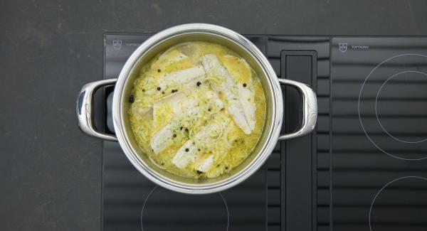 Colocar la tapa y dejar que el pescado blanco se cocine durante unos 5 minutos, dependiendo del tamaño.