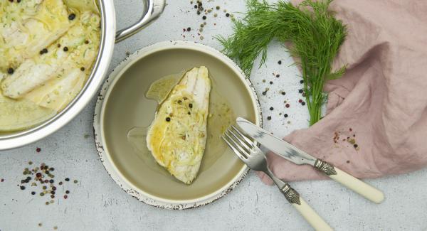 Colocar la tapa y dejar que el pescado blanco se cocine durante unos 5 minutos, dependiendo del tamaño.