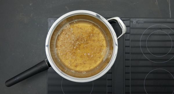 Cuando el Avisador emita un pitido al llegar a la ventana de “chuleta”, bajar la temperatura, cocina brevemente  y vierte el caldo y el vino.