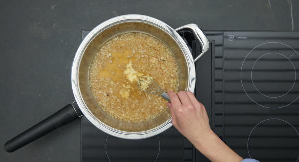 Mezclar la harina y la mantequilla blanda. Añadir la mezcla a la olla, remover y añadir la nata.Cocinar a temperatura baja durante dos minutos.