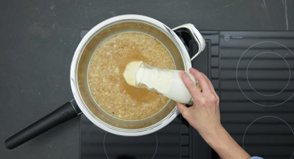 Mezclar la harina y la mantequilla blanda. Añadir la mezcla a la olla, remover y añadir la nata.Cocinar a temperatura baja durante dos minutos.
