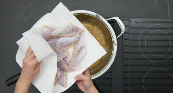 Limpiar el pescado, secar con papel de cocina, salar ligeramente y añadir un poco de zumo de limón.