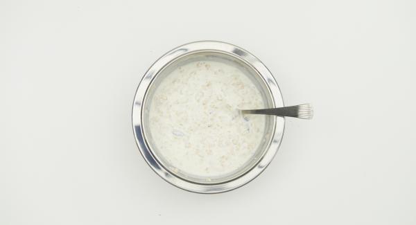 En un bol, añadir los copos de avena, los arándanos y mezclar. Incorporar el yogur, la leche y dejar reposar unos 30 minutos.