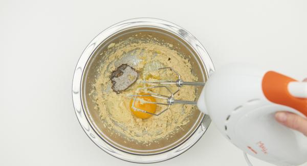 En un bol, añadir la mantequilla a temperatura ambiente y el azúcar moreno. Batir hasta que quede cremosa. Añadir el azúcar vainillado, la ralladura de la piel de limón y el huevo.