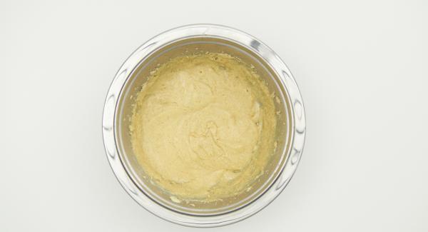 En un bol, añadir la mantequilla a temperatura ambiente y el azúcar moreno. Batir hasta que quede cremosa. Añadir el azúcar vainillado, la ralladura de la piel de limón y el huevo.