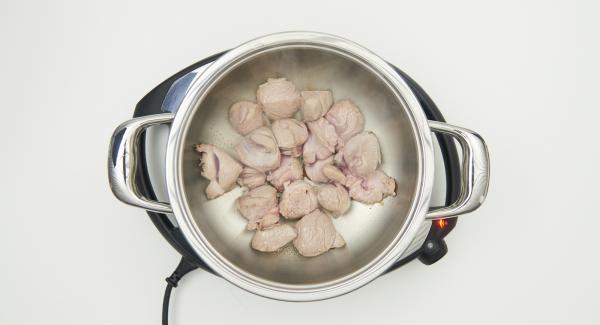 Cuando el Avisador emita un pitido al llegar a la ventana de “chuleta”,  dar la vuelta a la carne y añadir la cebolla, la pasta de jengibre, las especias, los tomates cortados y sazonar. Tapar con la Tapa Rápida.