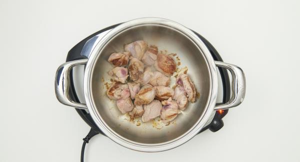 Cuando el Avisador emita un pitido al llegar a la ventana de “chuleta”,  dar la vuelta a la carne y añadir la cebolla, la pasta de jengibre, las especias, los tomates cortados y sazonar. Tapar con la Tapa Rápida.