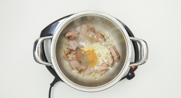 Cuando el Avisador emita un pitido al llegar a la ventana de “chuleta”,  dar la vuelta a la carne y añadir la cebolla, la pasta de jengibre, las especias, los tomates cortados y sazonar. Tapar con la Tapa Rápida.